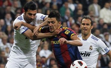 Один из ключевых моментов матча - фол Альбиоля на Вилье в своей штрафной, Reuters