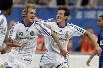 Данило Силва поздравляет Ярмоленко,Reuters