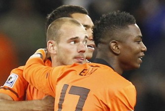 Элиа принимает поздравления от Снайдера, Reuters