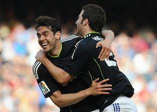 Герои матча - Кака и Игуаин, Reuters