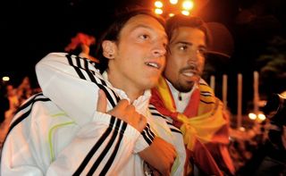 Езил тащит раненого товарища в штаб, фото Getty Images