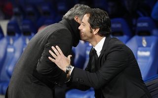 Флорес делится секретом успеха с неким Жозе, фото Reuters