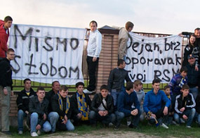 Фаны Ростова поддерживают своего вратаря перед больницей, фото fc-rostov.ru