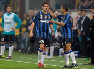 Кордоба - Киву: Ты зачем каску снял, дурик? мяч башка попадет.. Reuters