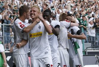 Одна Боруссия радуется чемпионству, другая - шансу не вылететь, фото Reuters