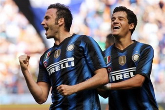 Коутиньо поздравляет Паццини, Reuters