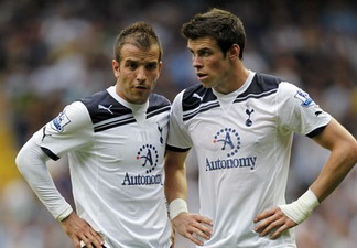 ван дер Ваарт слева. Справа - Бэйл, Reuters