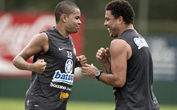 Дентиньо и Роналдо, фото i1.r7.com