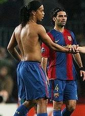 Роналдиньо, его живот и Рафа Маркес, фото AFP