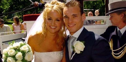 Уэсли с какой-то теткой :)