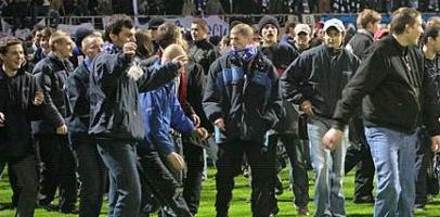 Болельщики на поле, фото fcdynamo.kiev.ua