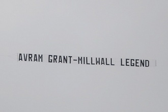 Самолет с этим баннером пролетел вчера над полем DW Stadium, фото Getty Images