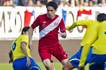 Паоло Герреро противостоит колумбийцам, Reuters