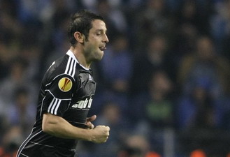 Нихат бежит из Стамбула, Reuters