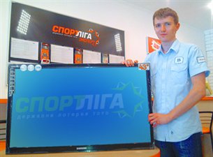 Победитель с трофеем