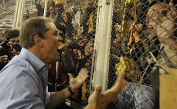 Диего Агирре и счастливые фаны Пеньяроля, Getty Images