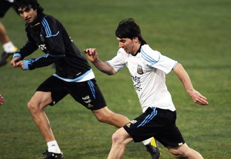 Пасторе с открытым ртом наблюдает за Месси, Reuters