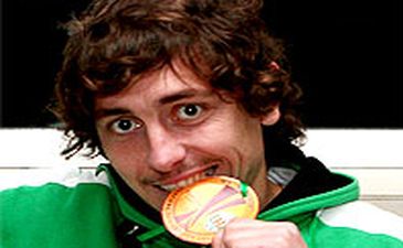 Отчего бы и не съесть-то эту вкусную медаль, фото ФК Карпаты 