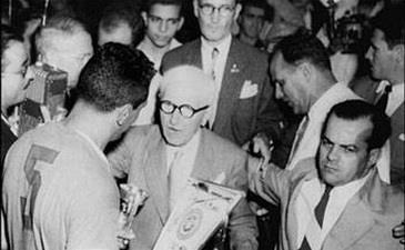 Варела получает Кубок мира из рук Жюля Реми