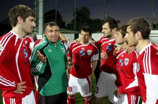 Тренер в окружении подопечных, фото sovsport.ru