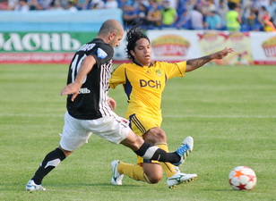 Липартия против Чако Торреса, фото Дмитрия Неймырка, football.ua