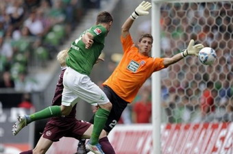 Розенберг забивает в ворота Кайзерслаутерна, Reuters