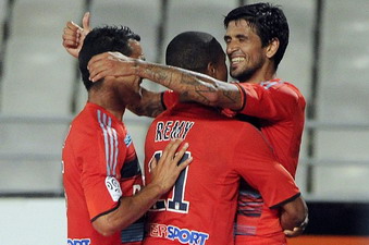 Игроки Марселя празднуют взятие ворот Сошо, Reuters