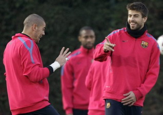 Пике - Вальдесу: смотри, Сеск уже подъезжает!  Reuters