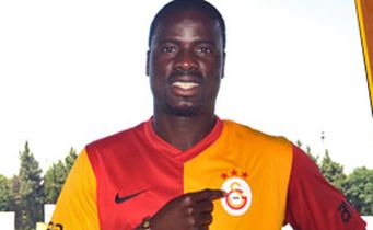 Вот так страстно когда-то Эбуэ целовал герб Арсенала, Reuters