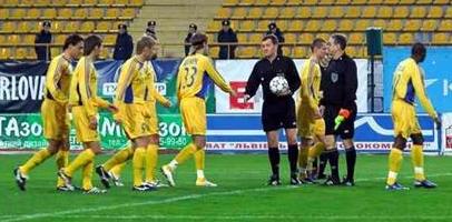 Игроки ”Металлиста” выходят на поле стадиона ”Украина”. Через две секунды арбитр дает свисток об окончании матча, фото gpu.ua