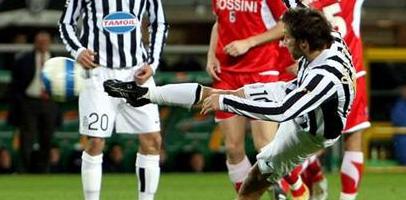 Алекс бил, бил и не забил...