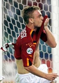 Чью эмблему де Росси будет целовать следующей? Фото milanbaros.cz