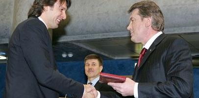 Виктор Ющенко вручает награду Александру Шовковскому, фото fcdynamo.kiev.ua