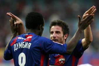 Одни из героев матча - Думбия и Тошич, Reuters