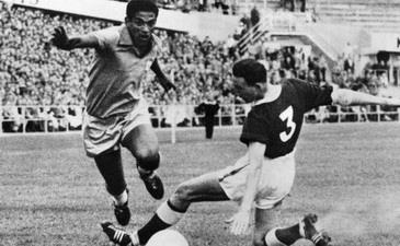 Гарринча занимается любимым делом - уходит от защитника