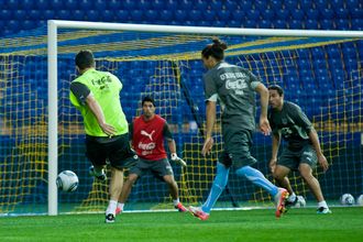 Пыль в глаза, Суарес на воротах, фото Дмитрия Неймырка, Football.ua