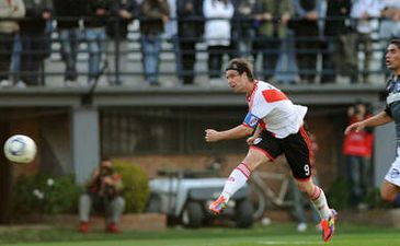 Забивает Фернандо Кавенаги, фото Ole