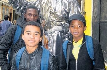 Он на заднем плане, фото Jamaica Observer