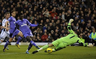 Адебайор забивает свой первый мяч, фото Reuters