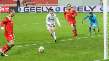 Глушаков забивает третий гол, фото СЭ