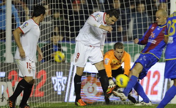 Нано (справа) забивает победный мяч, фото Getty Images