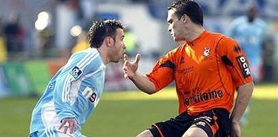 Матье Вальбуэна (слева) против Жереми Мореля