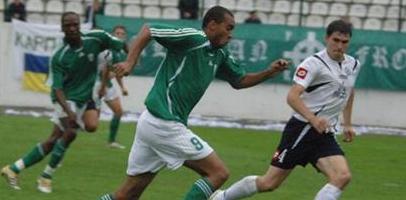 Одна из главных дуэлей матча - Чечер против Батисты, фото fckarpaty.lviv.ua