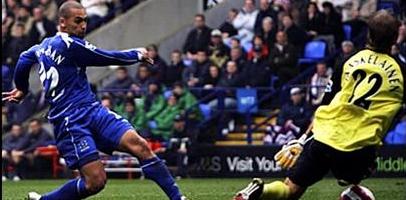 Воган забивает 