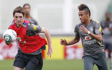 Фернандес слева, Getty images