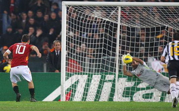 Буффон берет 11-метровый удар Тотти, фото Getty Images