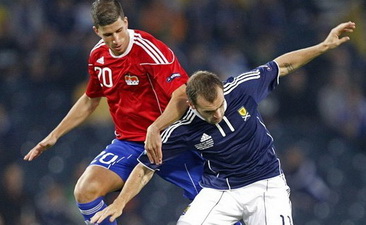 Визер (слева) в матче за сборную Лихтенштейна, фото AFP