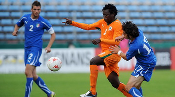 Ибрахим Сиссоко (в центре), vfl-wolfsburg.de