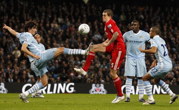 Савич сбивает Аггера, фото Reuters