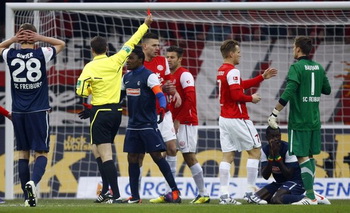 Удаление во многом решило исход встречи, фото Reuters